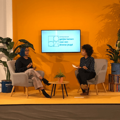 Twee vrouwen in een presenteer setting